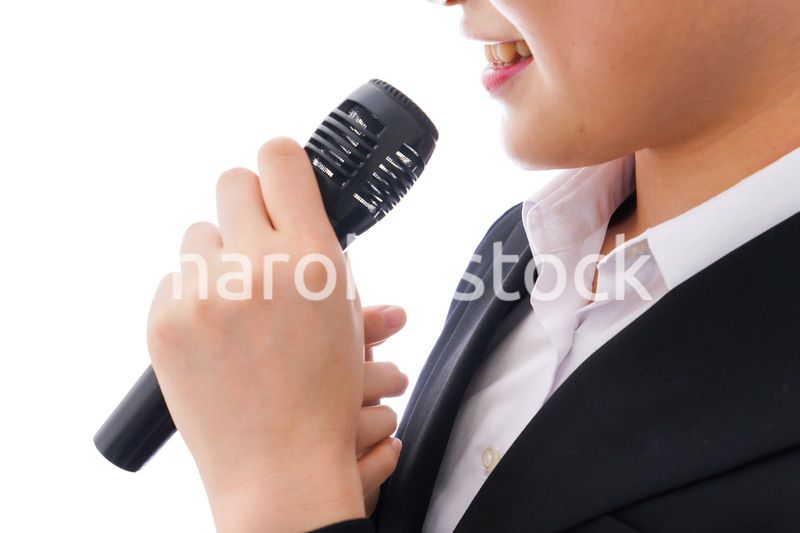 司会をする若いビジネスウーマン