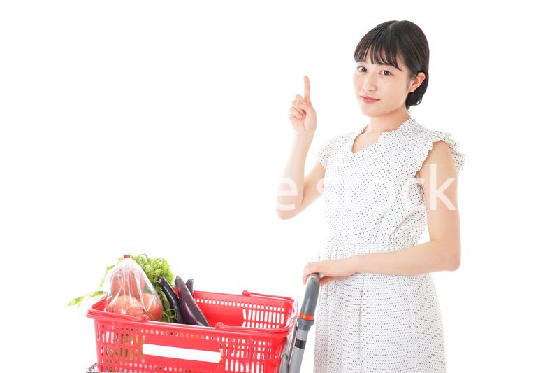 スーパーでポイントを指差す若い女性