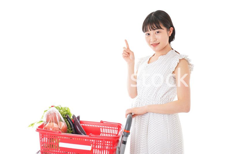 スーパーで買い物をする若い女性