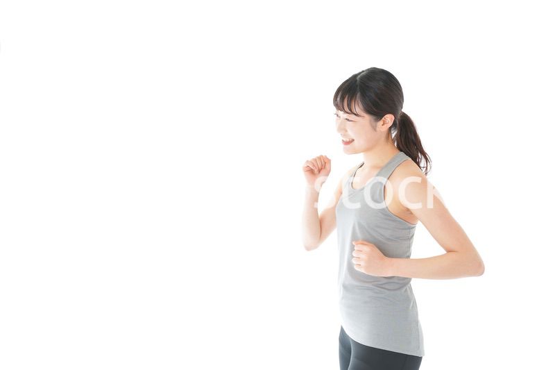 ランニングをする若い女性