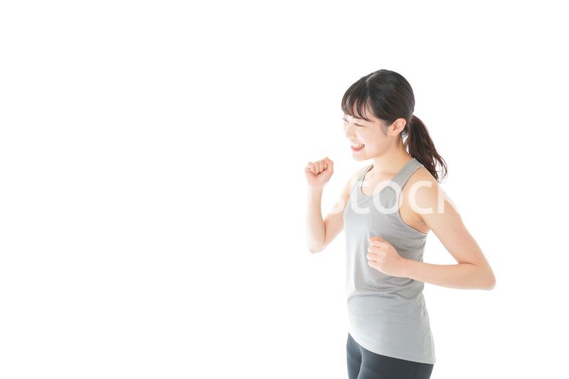 ランニングをする若い女性