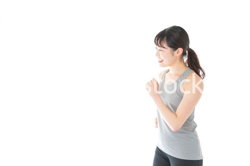 ランニングをする若い女性