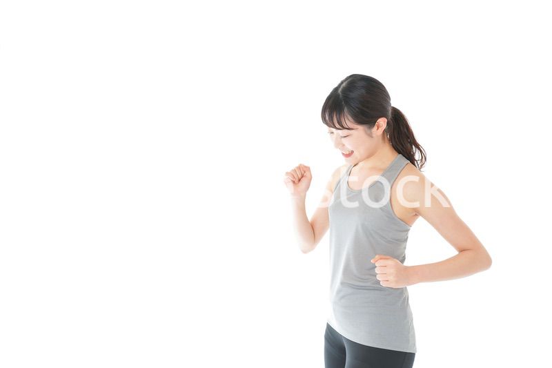 ランニングをする若い女性