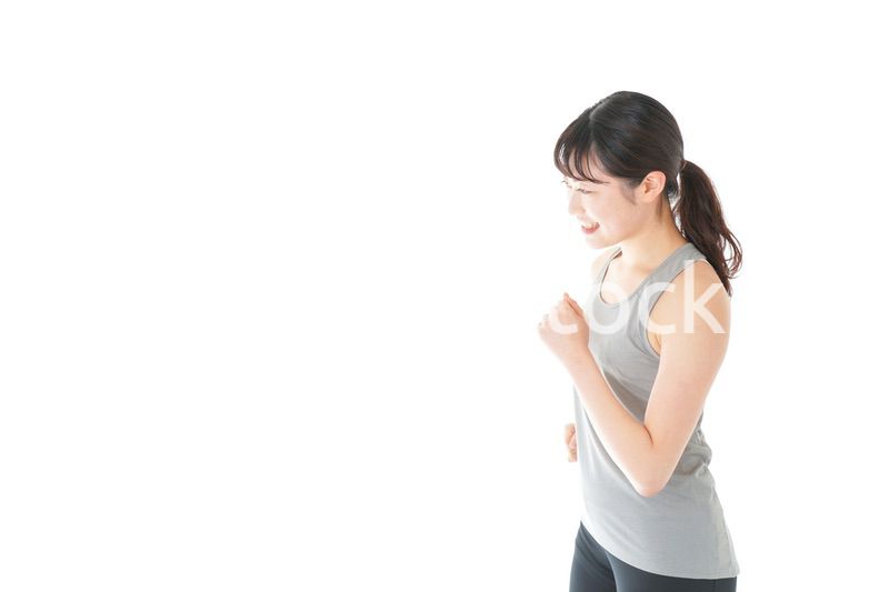 ランニングをする若い女性