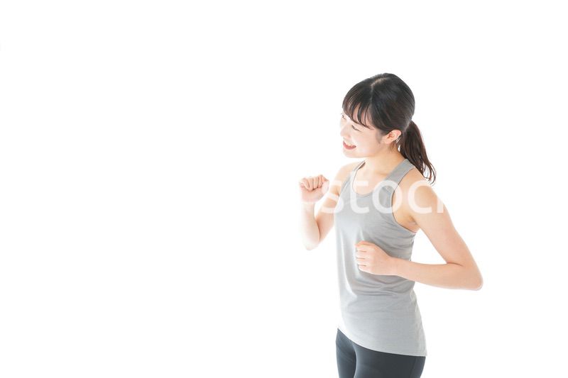 ランニングをする若い女性