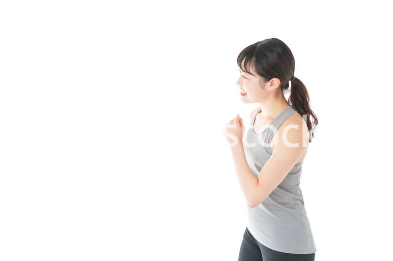 ランニングをする若い女性