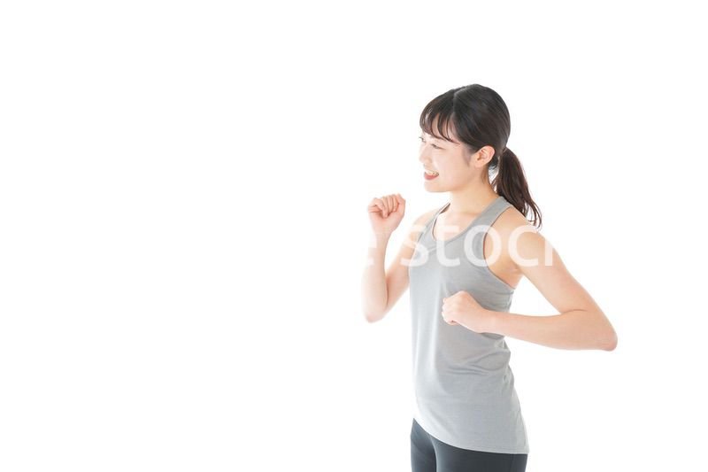 ランニングをする若い女性