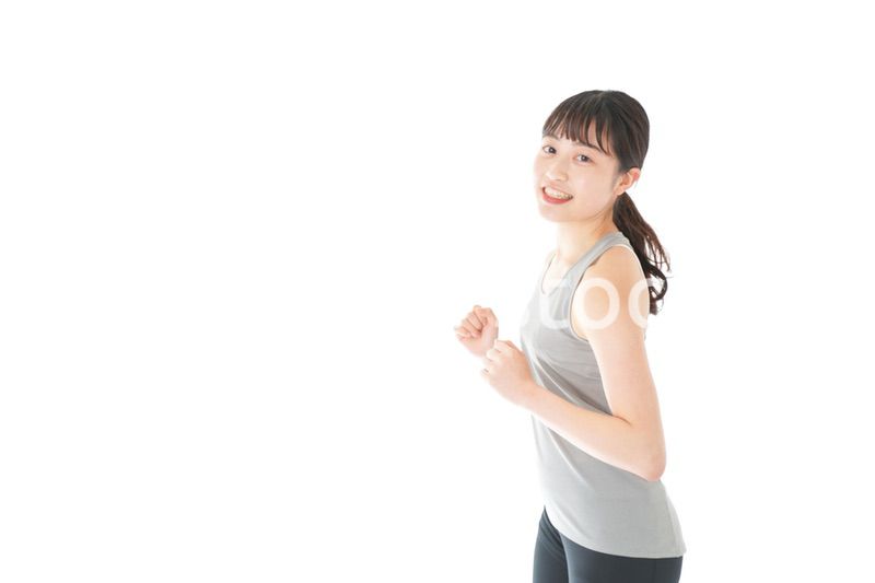 ランニングをする若い女性