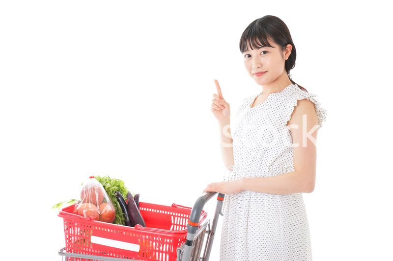 スーパーでポイントを指差す若い女性