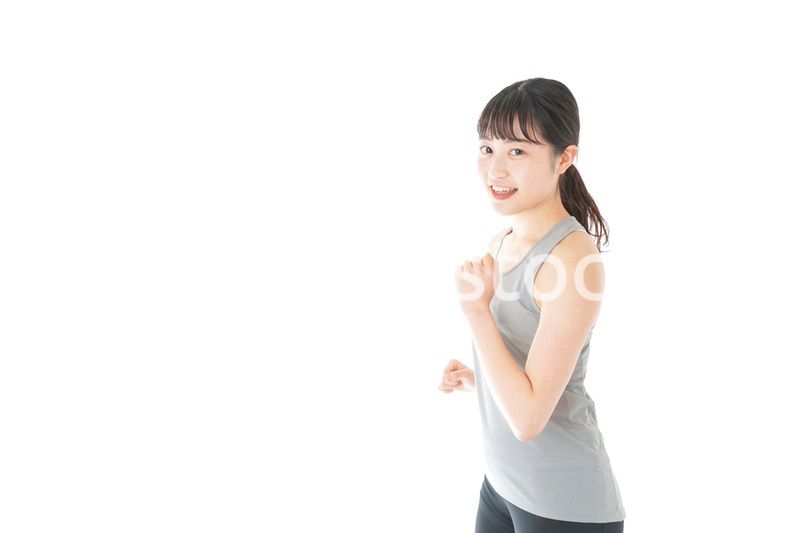 ランニングをする若い女性