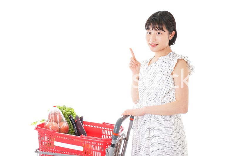 スーパーでポイントを指差す若い女性