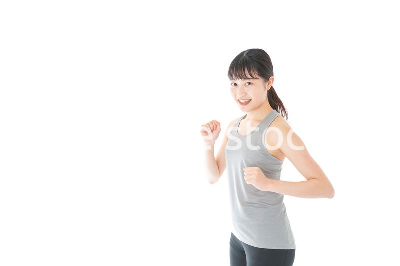 ランニングをする若い女性