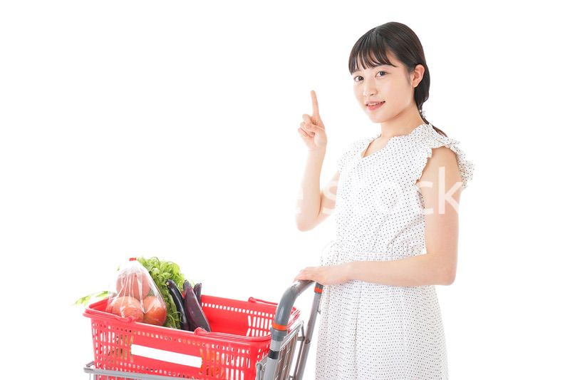 スーパーでポイントを指差す若い女性