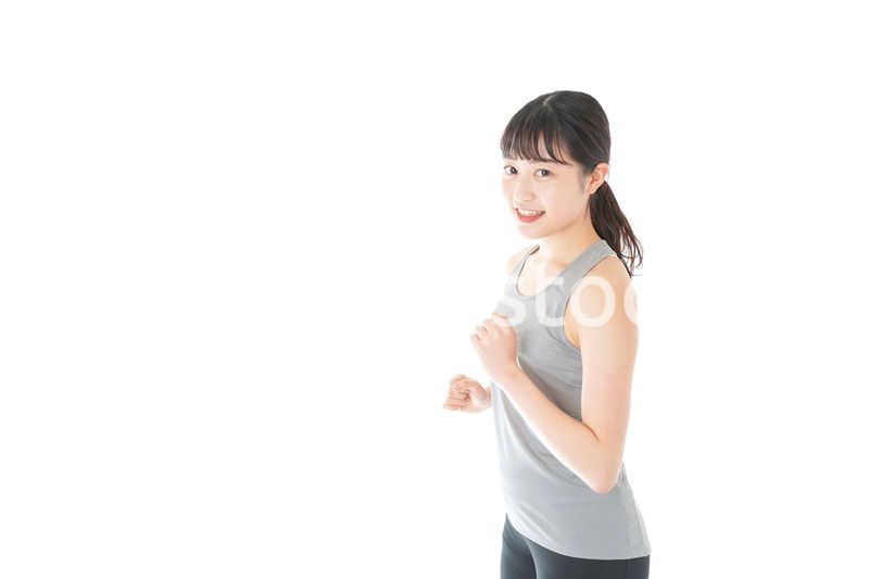 ランニングをする若い女性