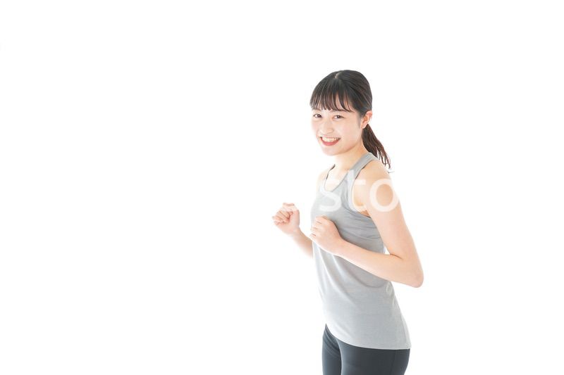 ランニングをする若い女性