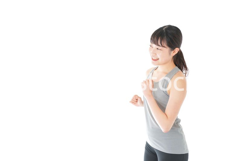 ランニングをする若い女性