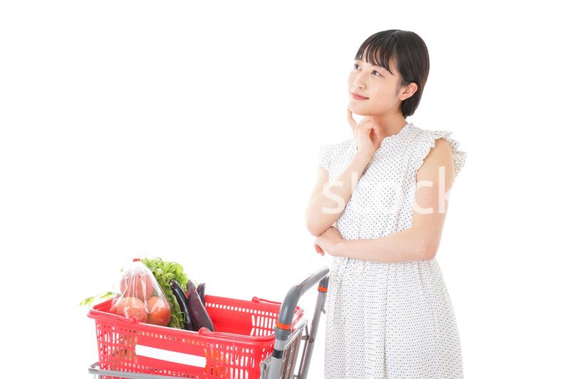 スーパーで考える若い女性