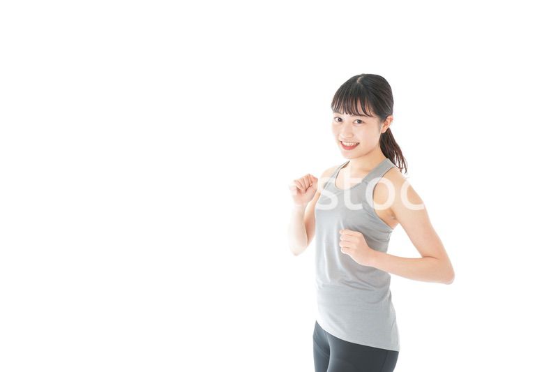 ランニングをする若い女性