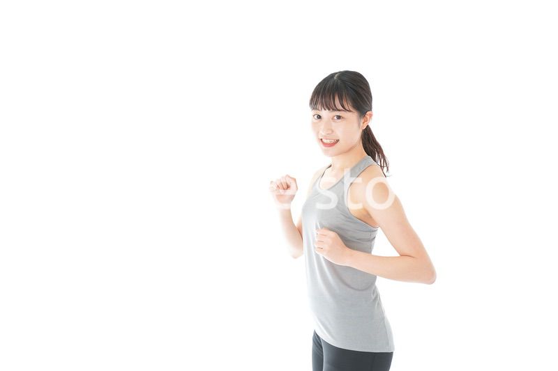 ランニングをする若い女性