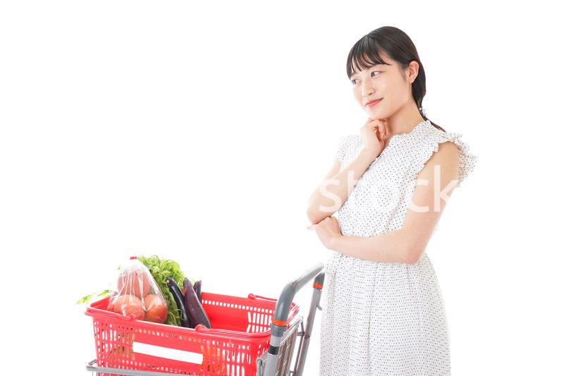 スーパーで考える若い女性