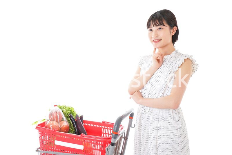 スーパーで考える若い女性