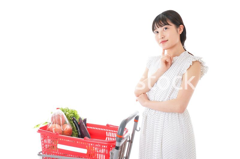 スーパーで考える若い女性