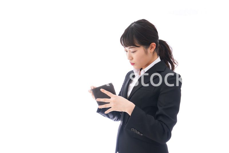 貧困に陥る若いビジネスウーマン