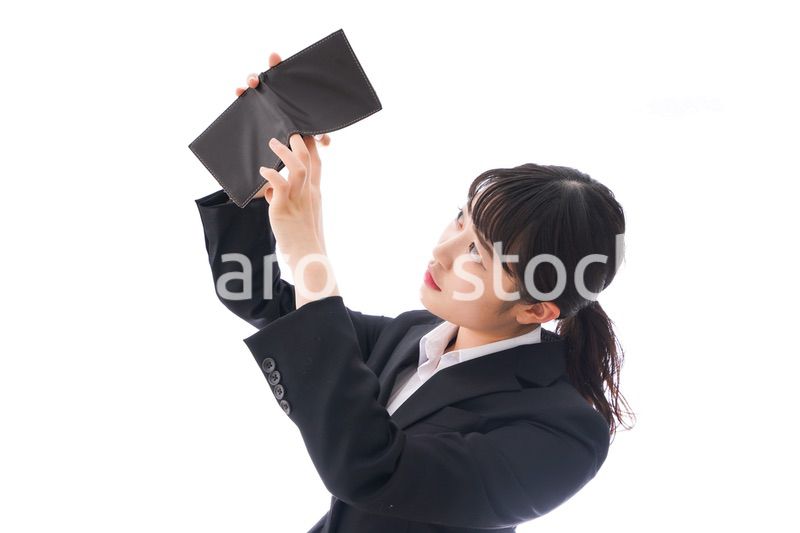 貧困に陥る若いビジネスウーマン