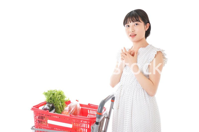 スーパーで考える若い女性