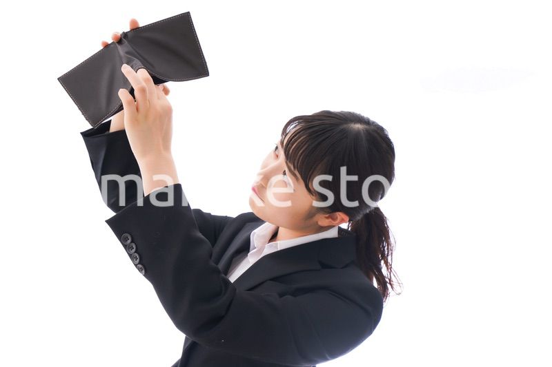 貧困に陥る若いビジネスウーマン