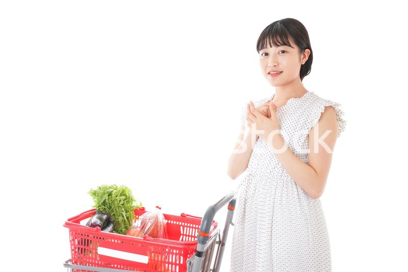 スーパーで考える若い女性