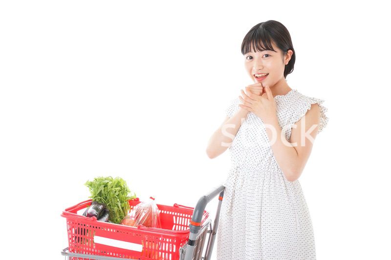 スーパーで考える若い女性