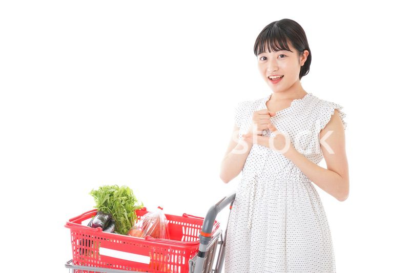 スーパーで考える若い女性