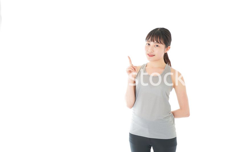 アドバイスをするスポーツウェアを着た若い女性