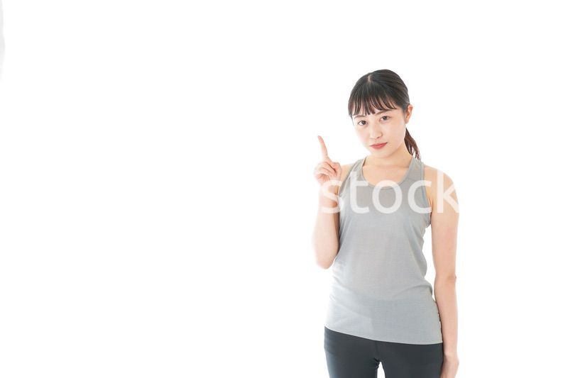 アドバイスをするスポーツウェアを着た若い女性