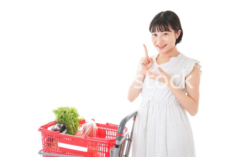 スーパーで考える若い女性