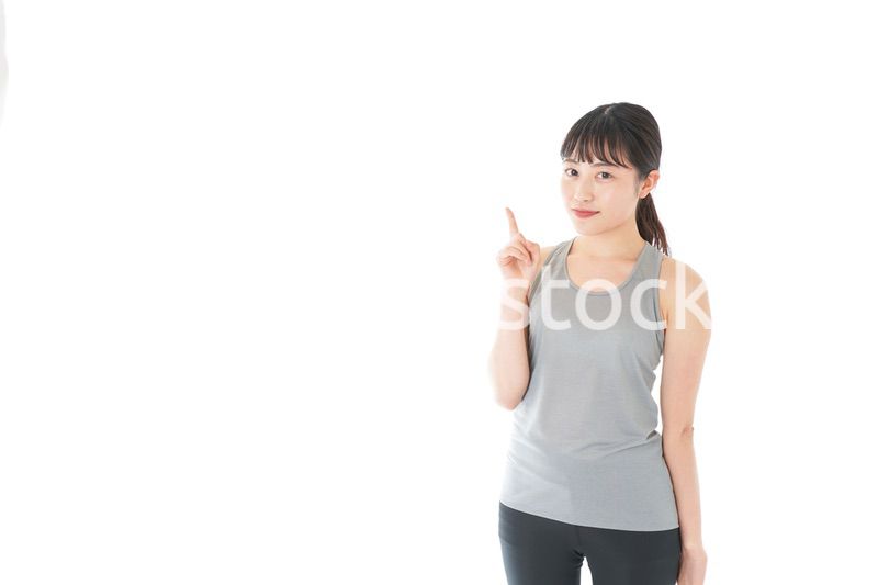 アドバイスをするスポーツウェアを着た若い女性