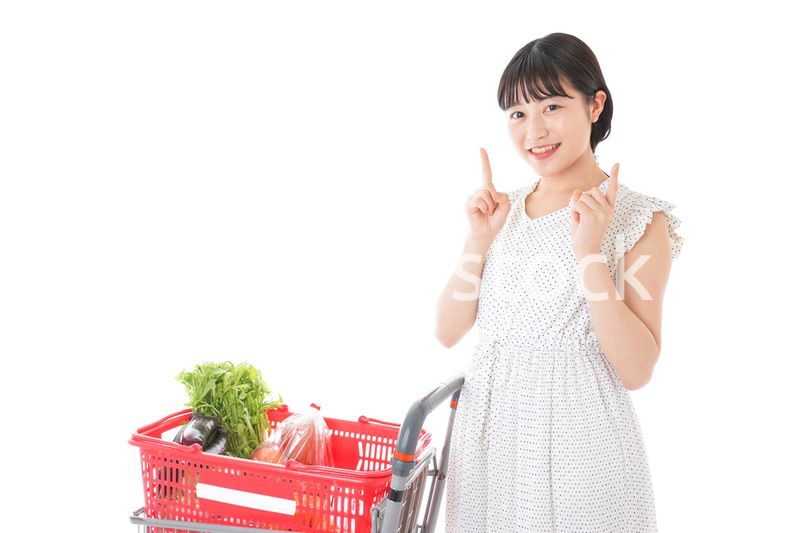 スーパーで考える若い女性
