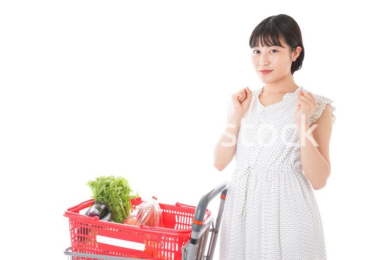 スーパーで考える若い女性