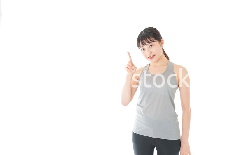 アドバイスをするスポーツウェアを着た若い女性