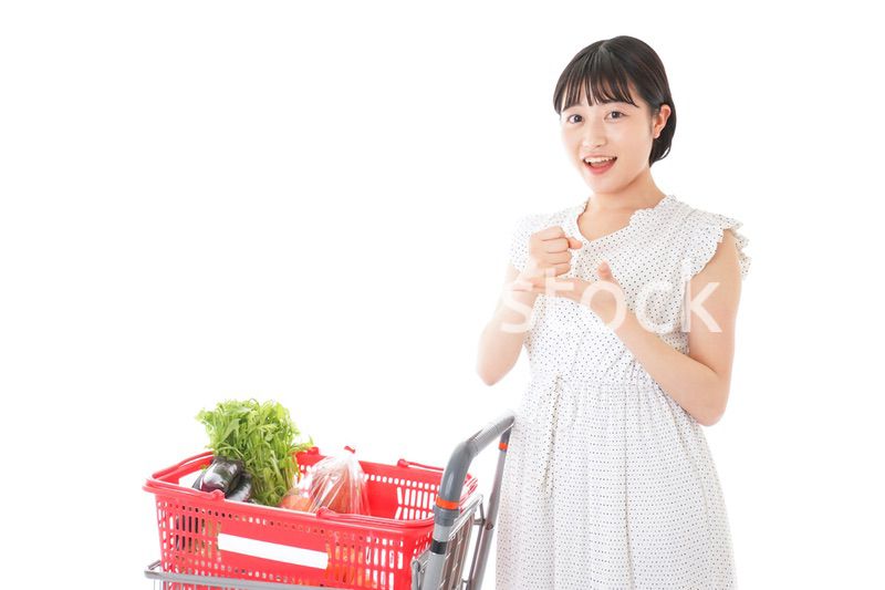 スーパーで考える若い女性