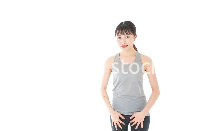 アドバイスをするスポーツウェアを着た若い女性