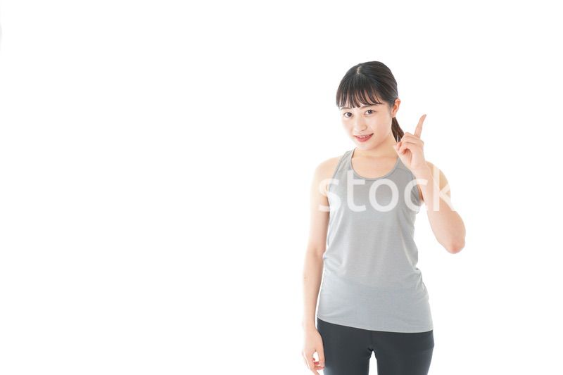 アドバイスをするスポーツウェアを着た若い女性