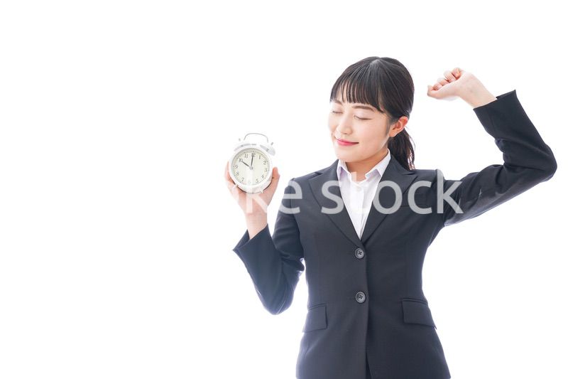 寝坊をする若い女性