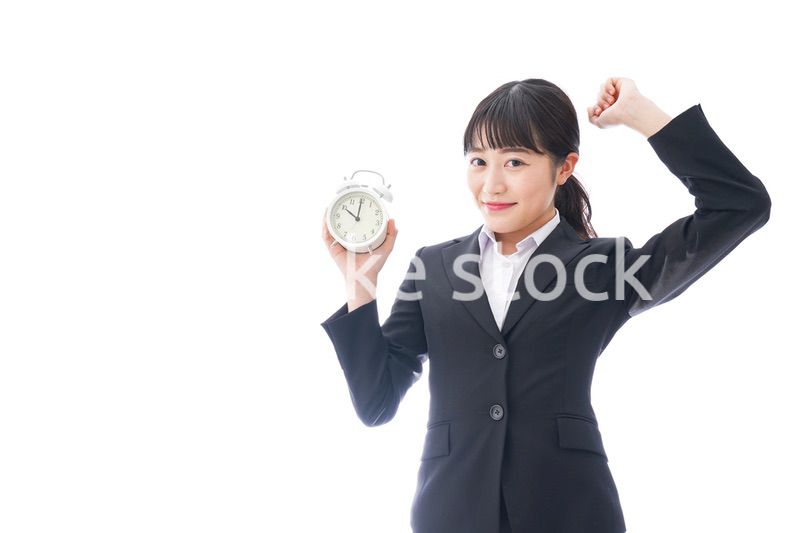 寝坊をする若い女性