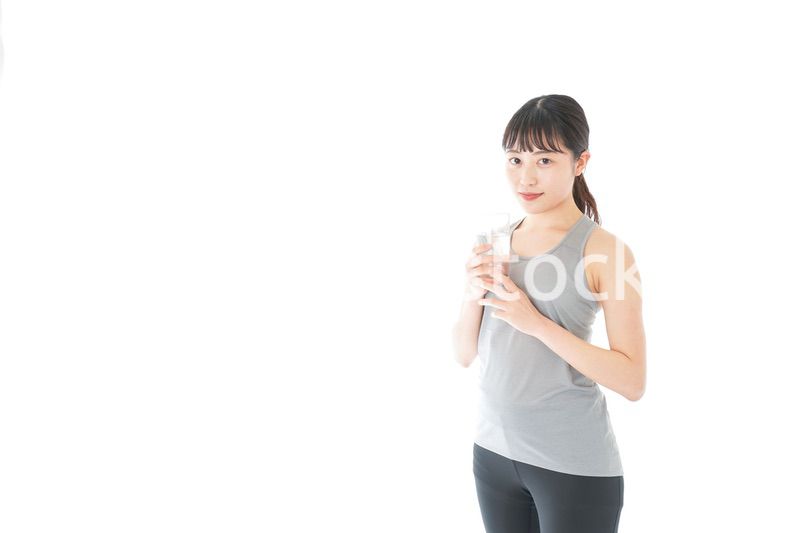 トレーニングをする若い女性