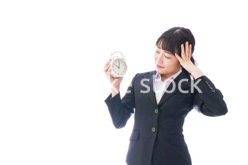 寝坊をする若い女性