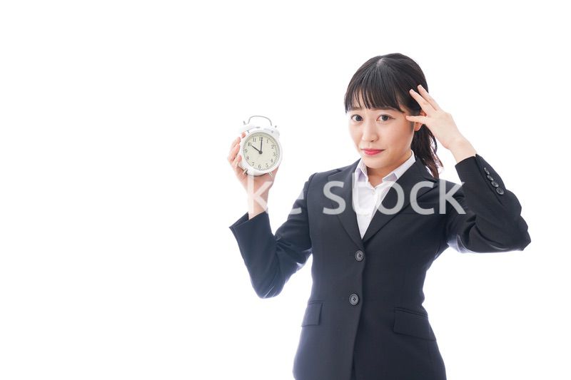 寝坊をする若い女性