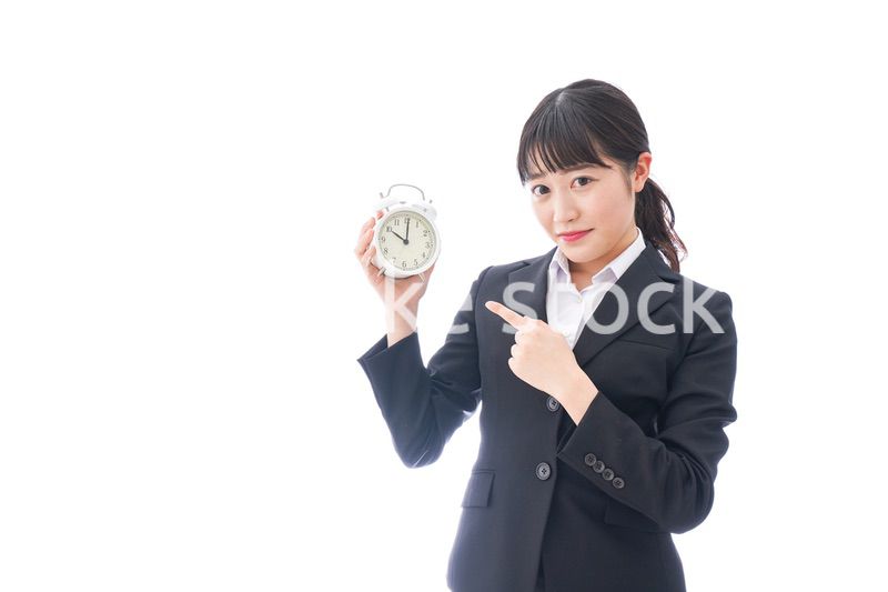 寝坊をする若い女性