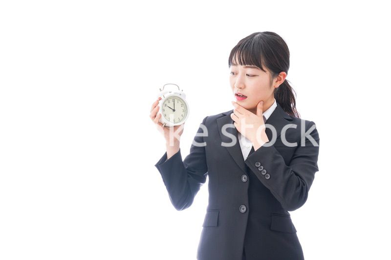 寝坊をする若い女性